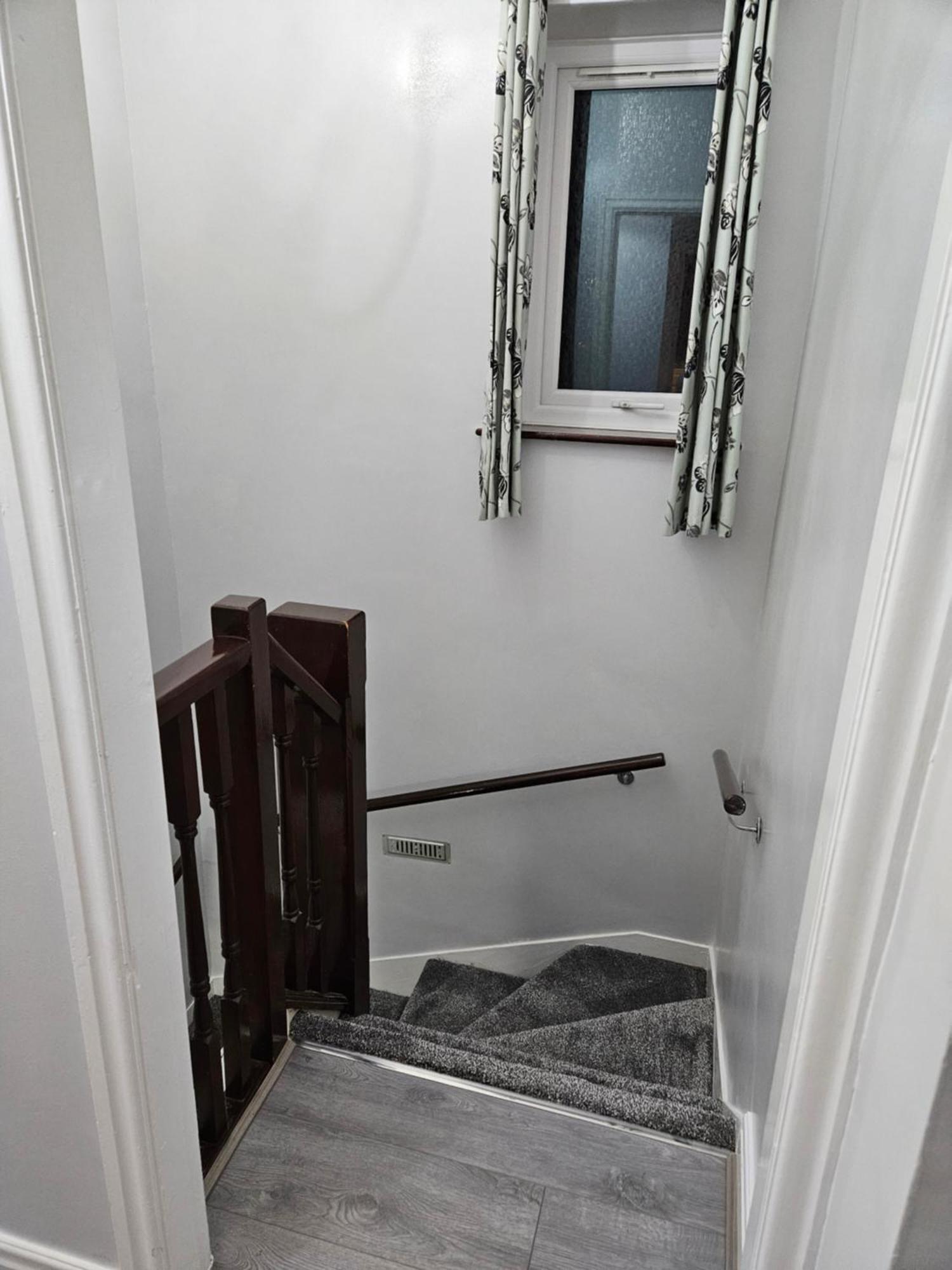 Lister Park Bradford 2Bed Detached Cottage House Parking Cinema Screen Games Room Bagian luar foto